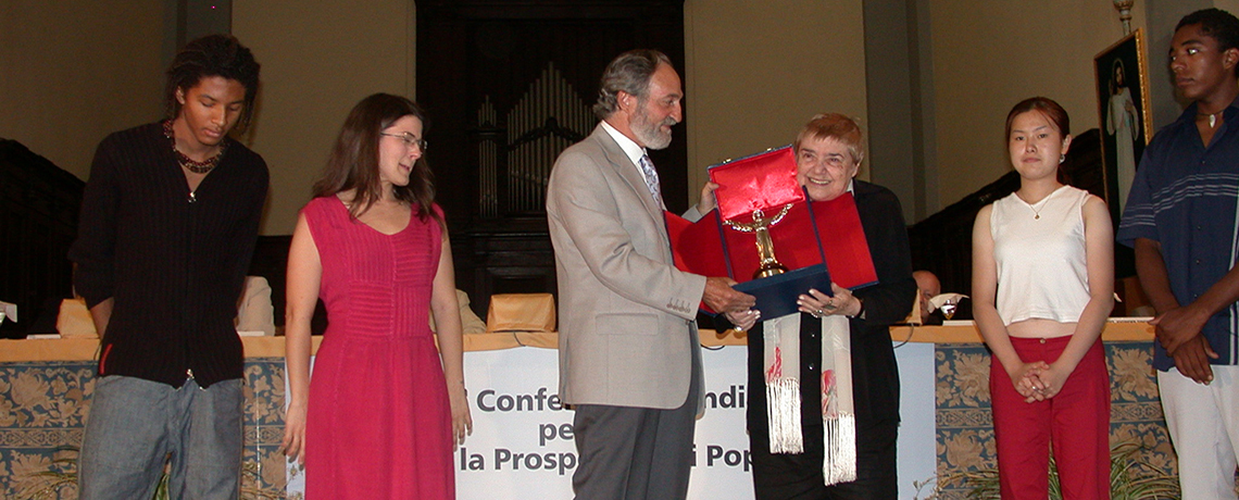 FERNANDA PIVANO - PREMIUL ARTĂ STIINȚĂ ȘI PACE 2002